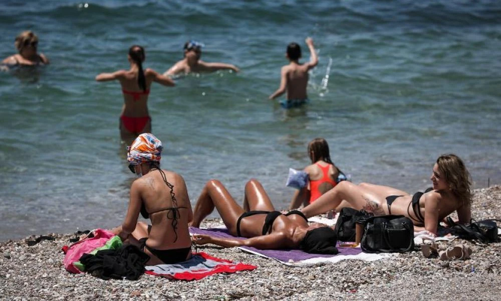 Οι υψηλές θερμοκρασίες έστειλαν τον κόσμο στις παραλίες